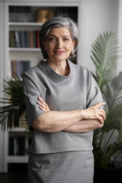 vista-frontal-mulher-segurando-os-bracos-cruzados